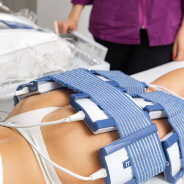 Applicatori lipolaser posizionati sul corpo